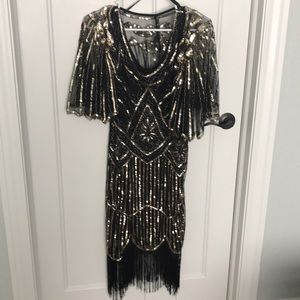 Size M Roaring 20s V-Neck Dress & accessories